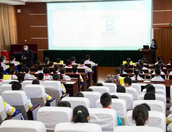 会议室里的人们
低可信度描述已自动生成